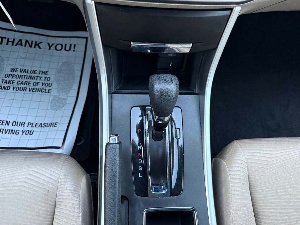 Honda Accord Sedan Vehicle Full-screen Gallery Image 30