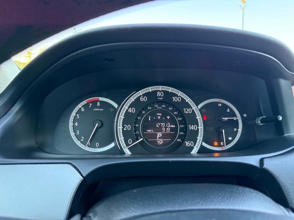 Honda Accord Sedan Vehicle Full-screen Gallery Image 32