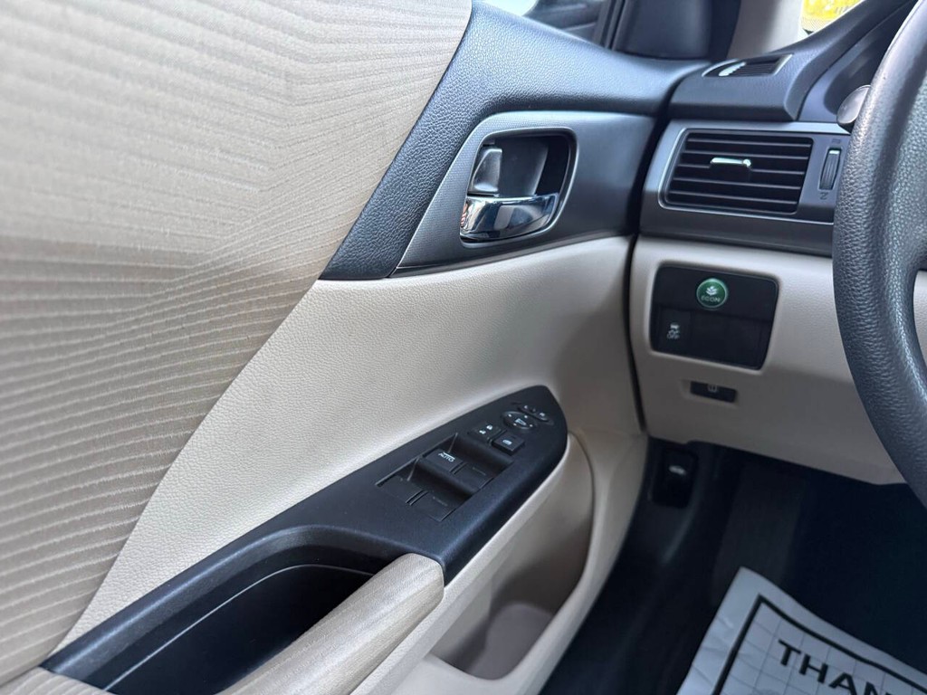 Honda Accord Sedan Vehicle Full-screen Gallery Image 33