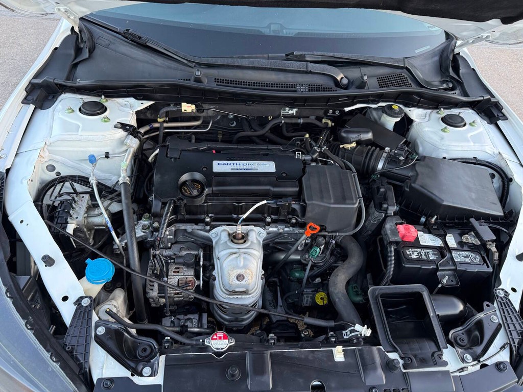 Honda Accord Sedan Vehicle Full-screen Gallery Image 35