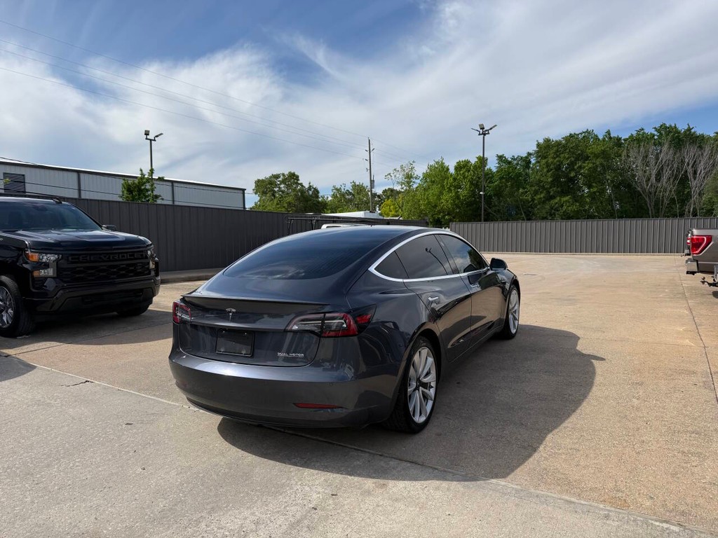Tesla Model 3 Vehicle Full-screen Gallery Image 05