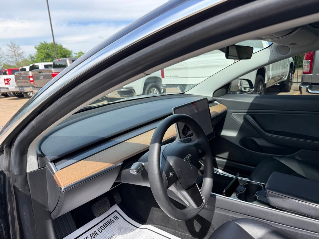 Tesla Model 3 Vehicle Full-screen Gallery Image 06