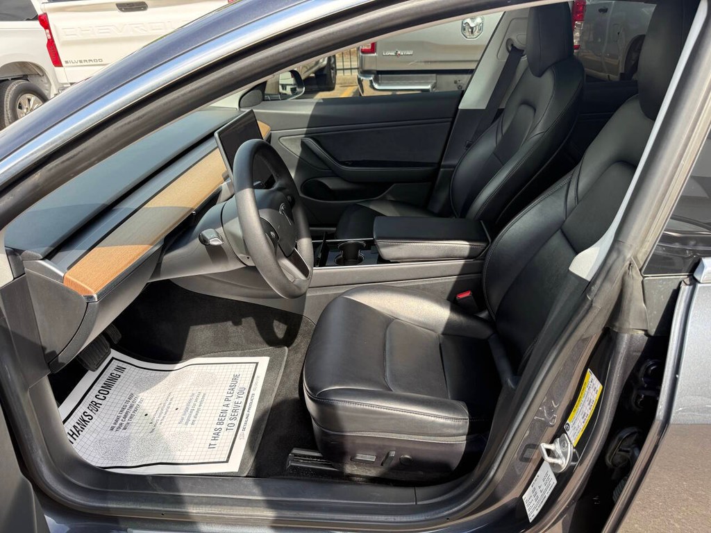 Tesla Model 3 Vehicle Full-screen Gallery Image 07