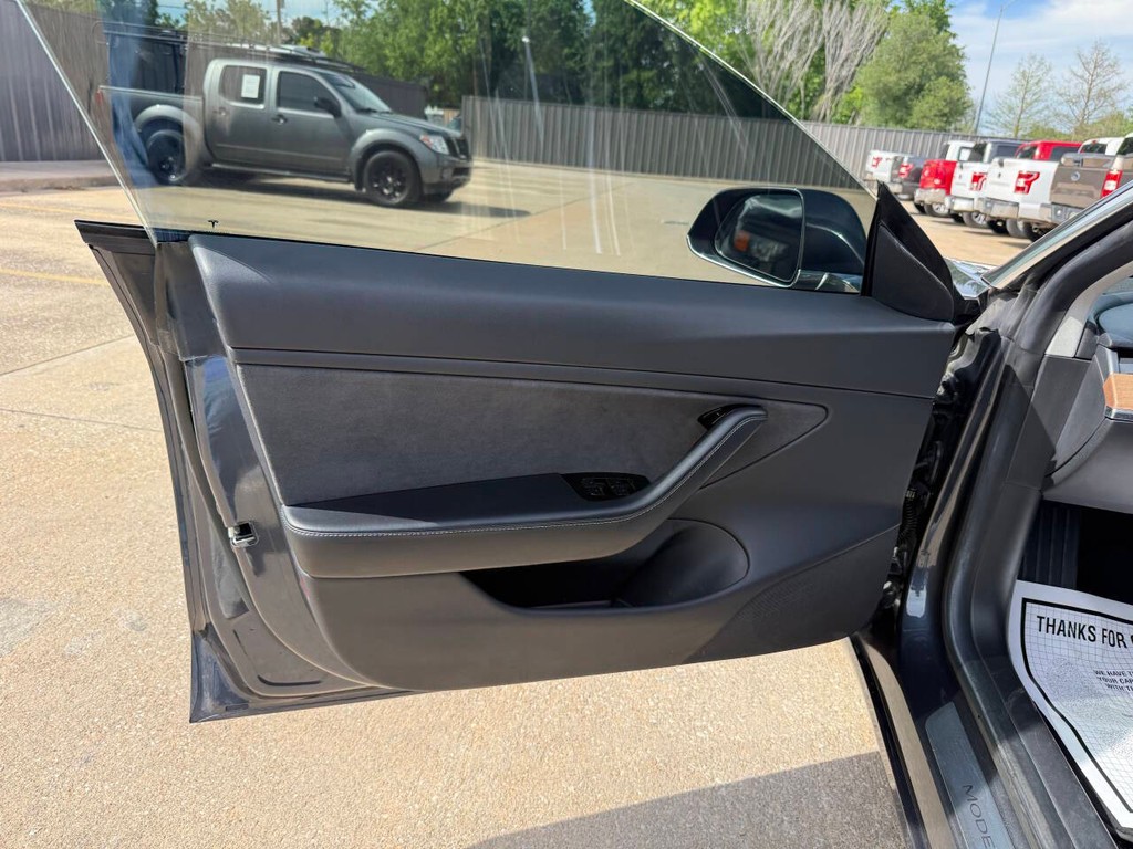 Tesla Model 3 Vehicle Full-screen Gallery Image 08