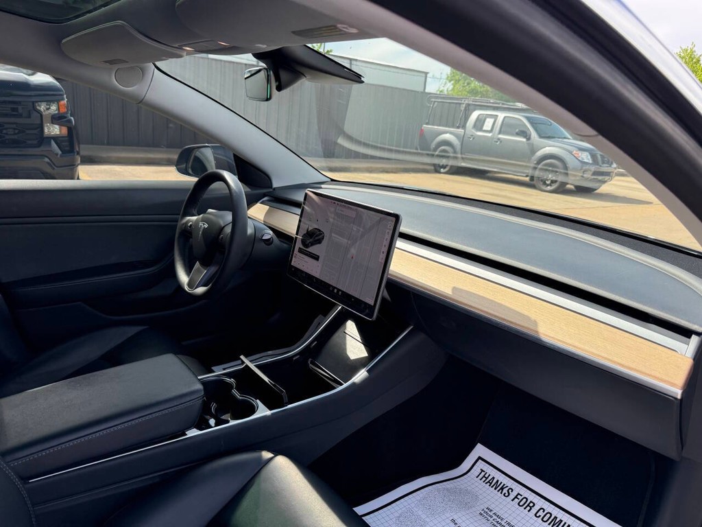Tesla Model 3 Vehicle Full-screen Gallery Image 09