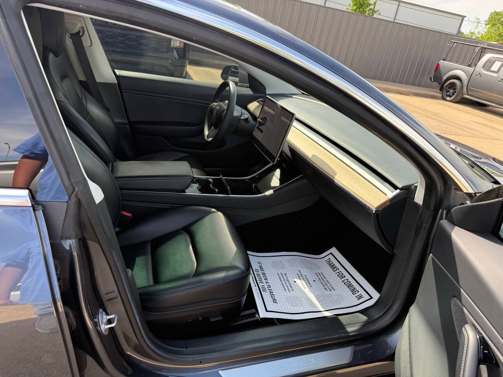 Tesla Model 3 Vehicle Full-screen Gallery Image 10
