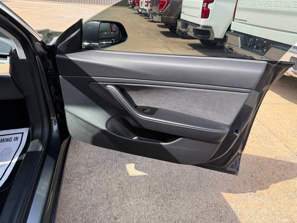 Tesla Model 3 Vehicle Full-screen Gallery Image 11