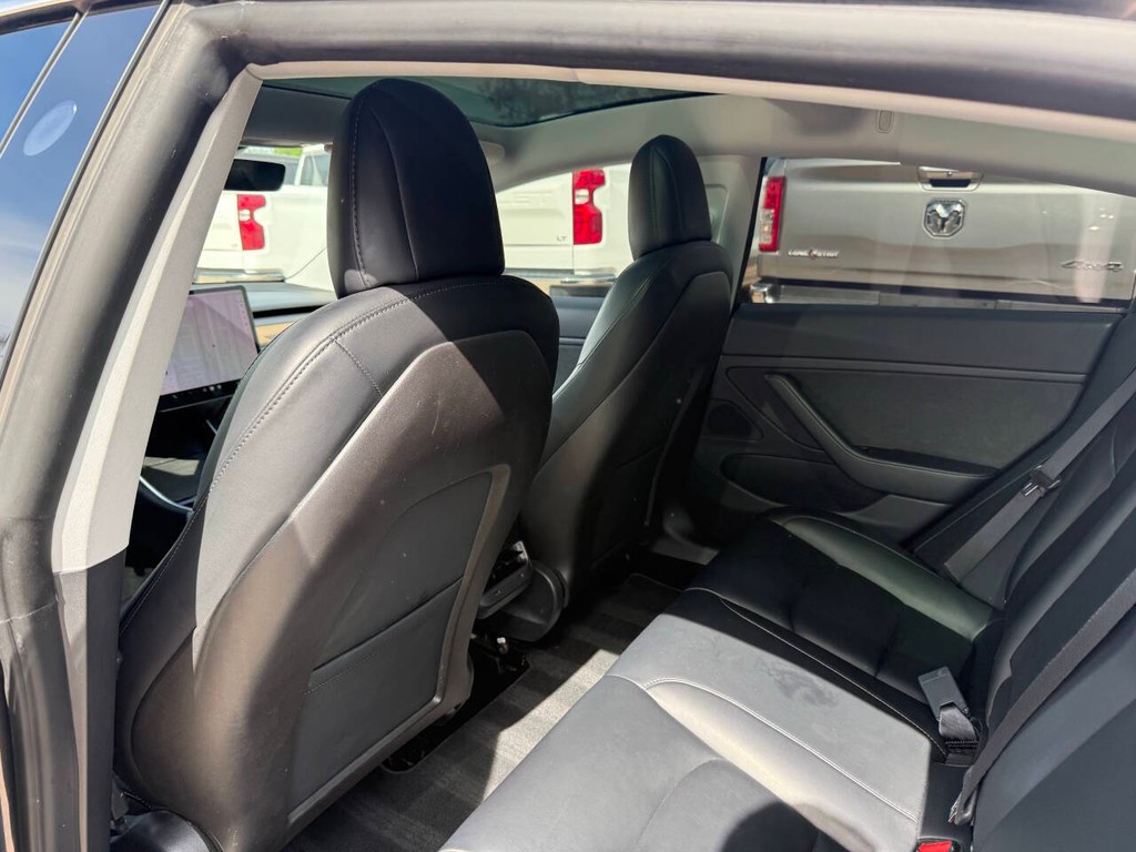 Tesla Model 3 Vehicle Full-screen Gallery Image 12