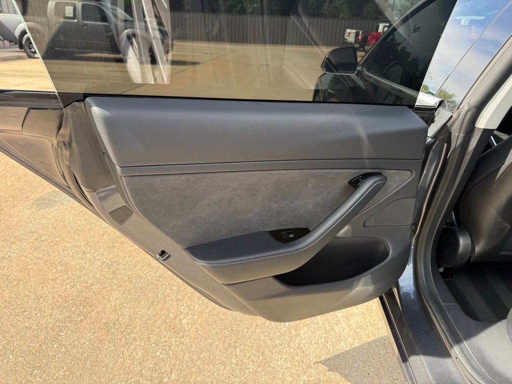 Tesla Model 3 Vehicle Full-screen Gallery Image 14