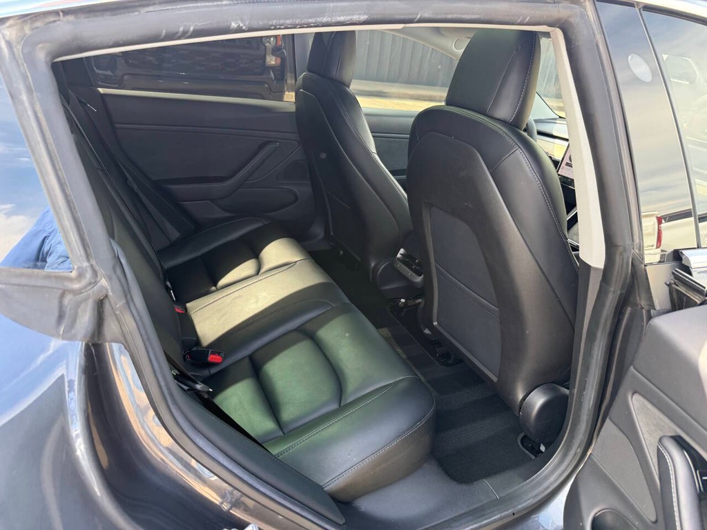 Tesla Model 3 Vehicle Full-screen Gallery Image 15