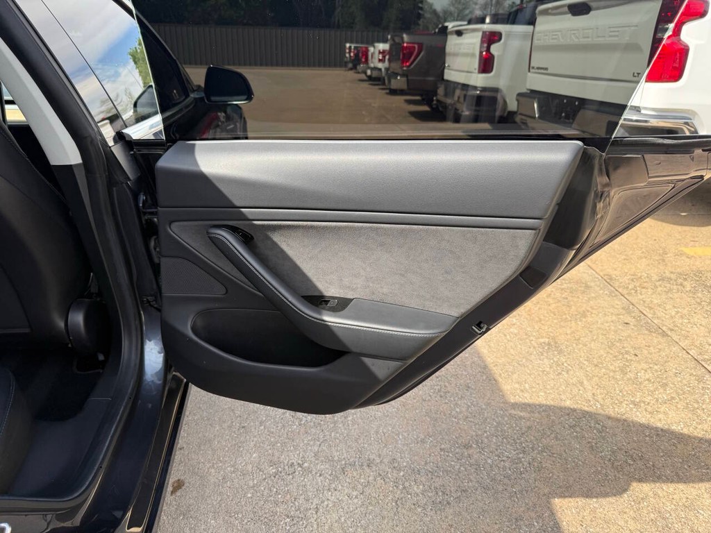 Tesla Model 3 Vehicle Full-screen Gallery Image 16