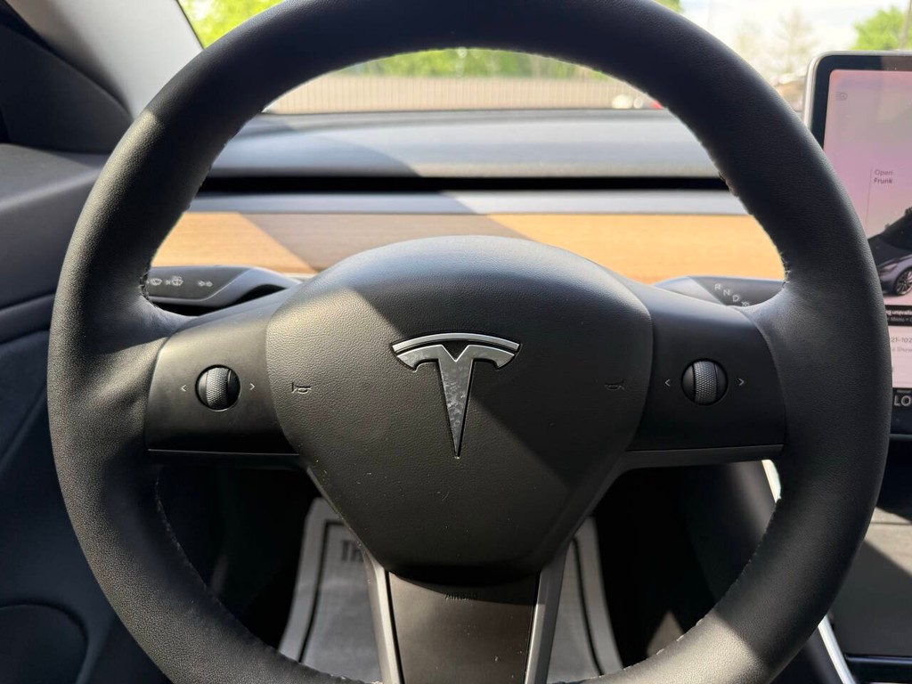 Tesla Model 3 Vehicle Full-screen Gallery Image 24