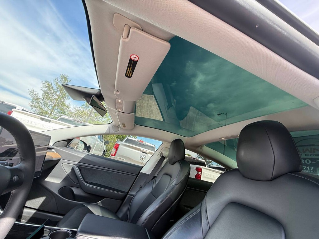 Tesla Model 3 Vehicle Full-screen Gallery Image 28