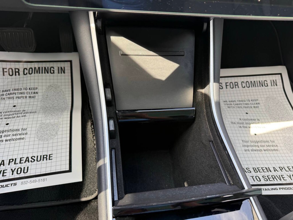 Tesla Model 3 Vehicle Full-screen Gallery Image 31