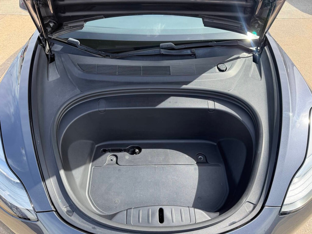 Tesla Model 3 Vehicle Full-screen Gallery Image 36