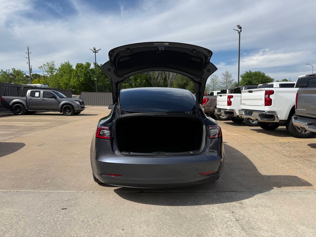 Tesla Model 3 Vehicle Full-screen Gallery Image 38
