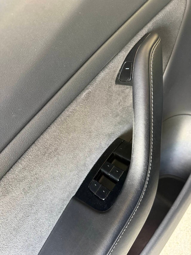 Tesla Model 3 Vehicle Full-screen Gallery Image 29