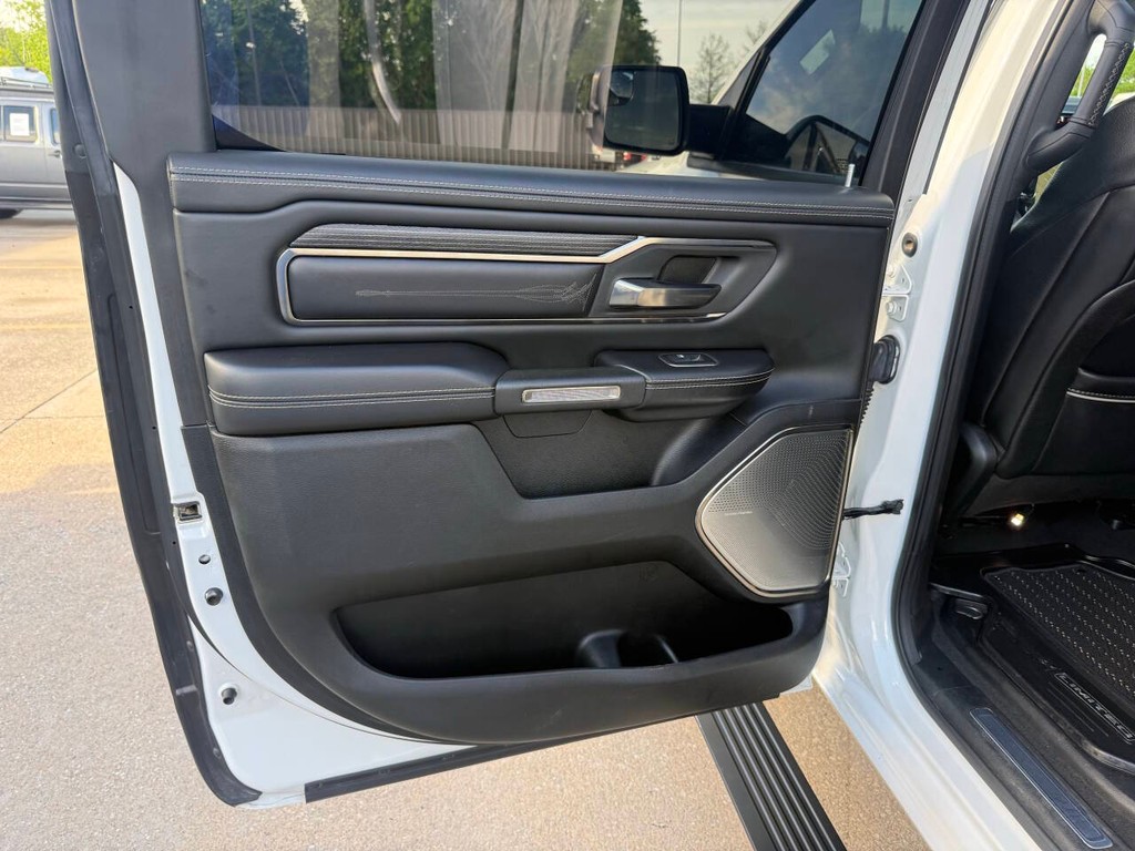 Ram 1500 Vehicle Full-screen Gallery Image 14