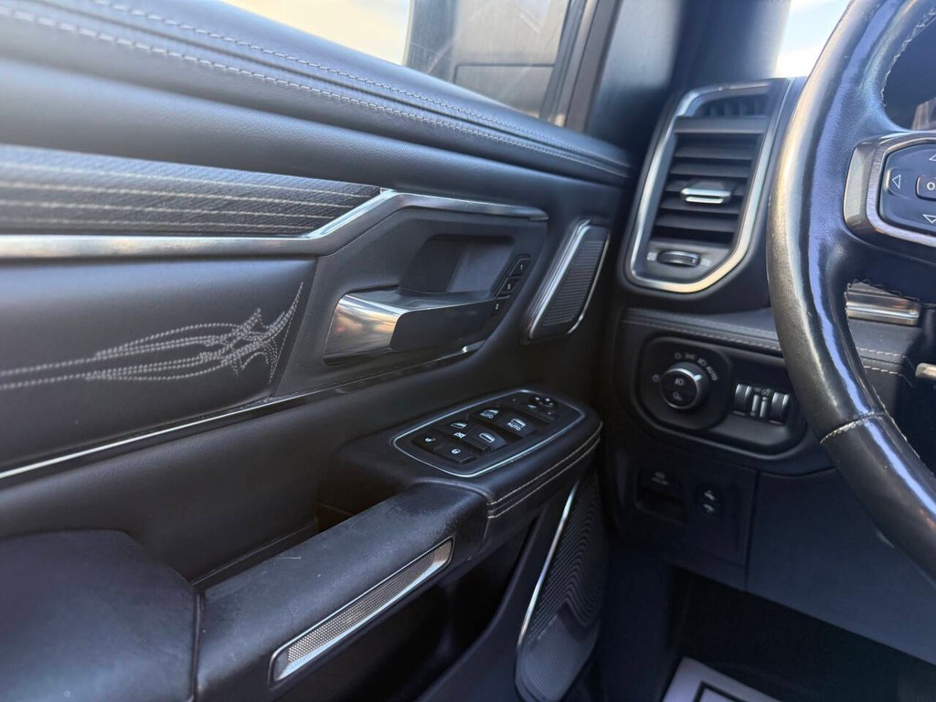 Ram 1500 Vehicle Full-screen Gallery Image 32