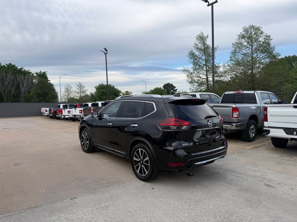 Nissan Rogue Vehicle Full-screen Gallery Image 04