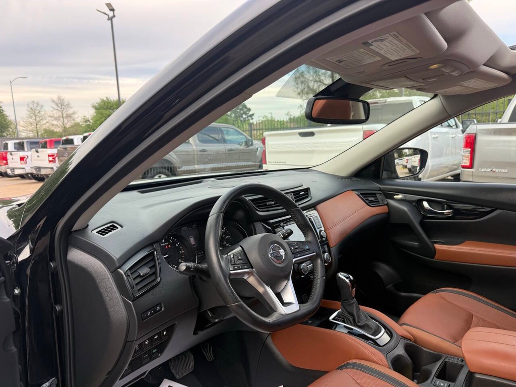 Nissan Rogue Vehicle Full-screen Gallery Image 06