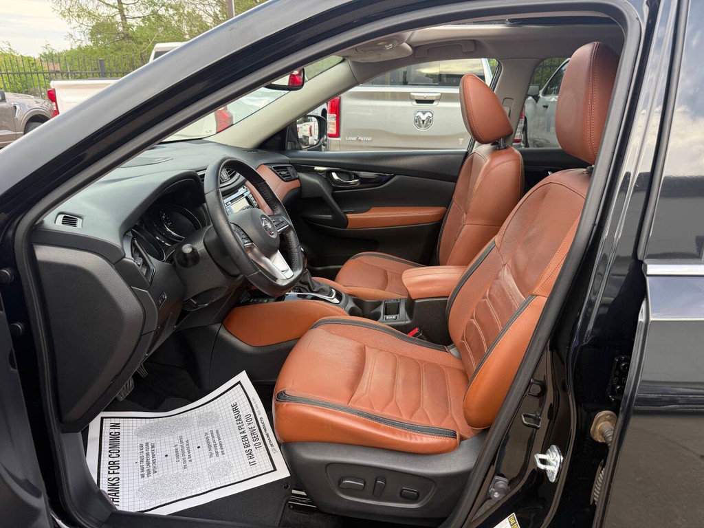 Nissan Rogue Vehicle Full-screen Gallery Image 07