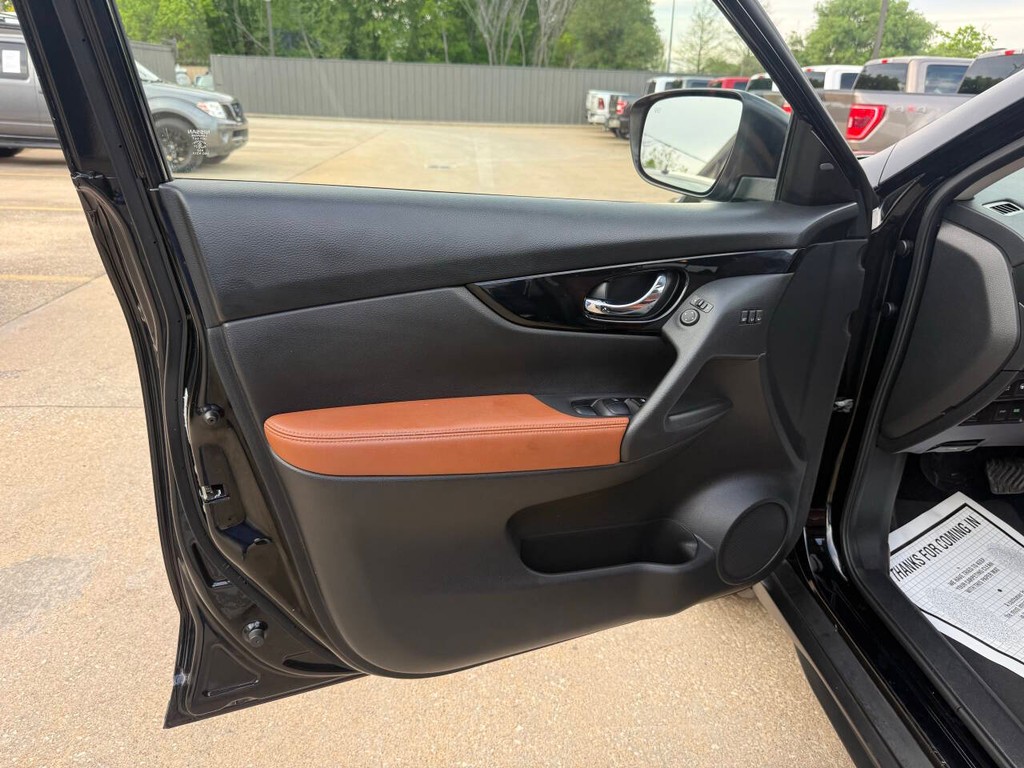 Nissan Rogue Vehicle Full-screen Gallery Image 08