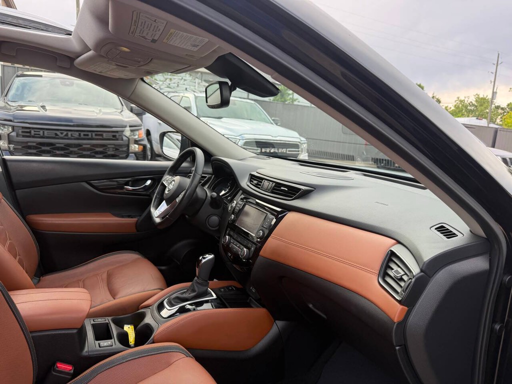 Nissan Rogue Vehicle Full-screen Gallery Image 09