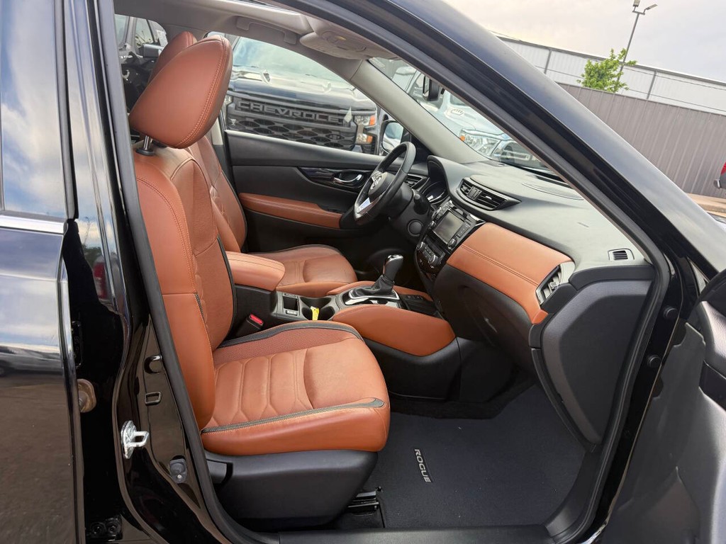 Nissan Rogue Vehicle Full-screen Gallery Image 10