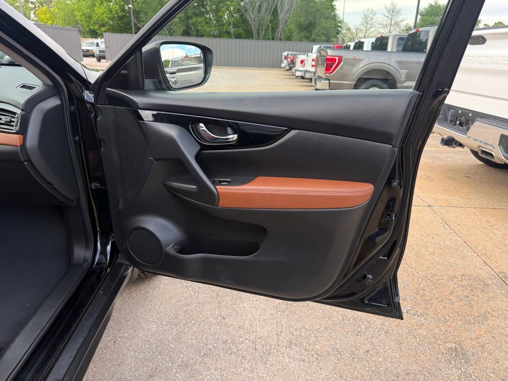 Nissan Rogue Vehicle Full-screen Gallery Image 11