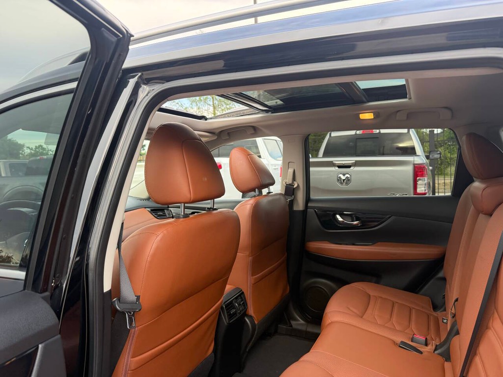 Nissan Rogue Vehicle Full-screen Gallery Image 12