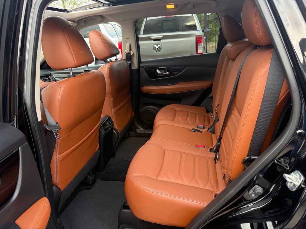 Nissan Rogue Vehicle Full-screen Gallery Image 13