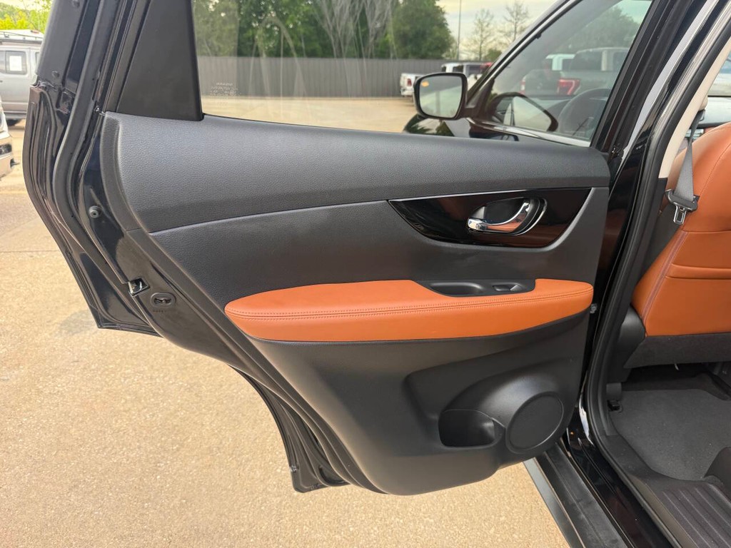 Nissan Rogue Vehicle Full-screen Gallery Image 14