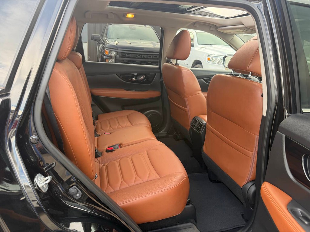 Nissan Rogue Vehicle Full-screen Gallery Image 15