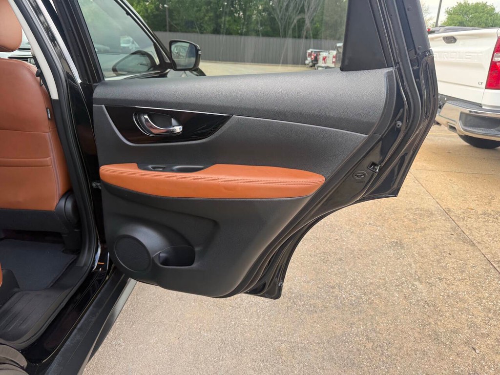 Nissan Rogue Vehicle Full-screen Gallery Image 16