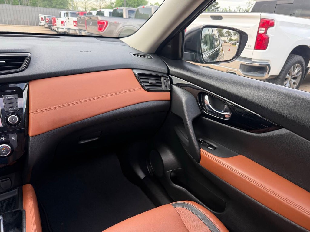 Nissan Rogue Vehicle Full-screen Gallery Image 20