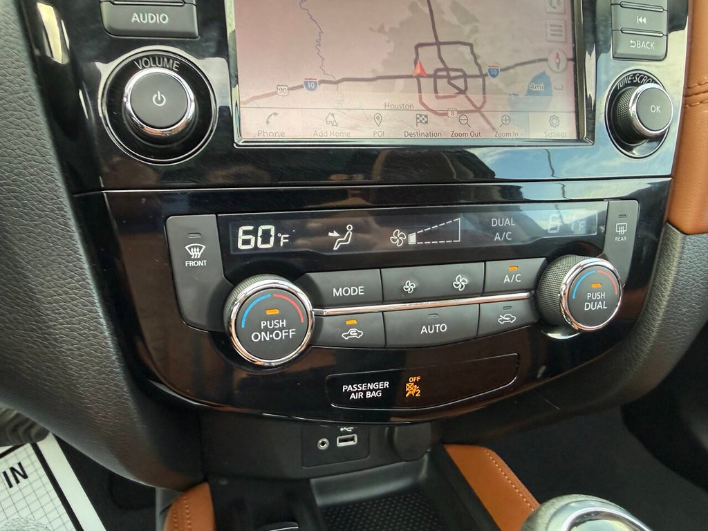 Nissan Rogue Vehicle Full-screen Gallery Image 28