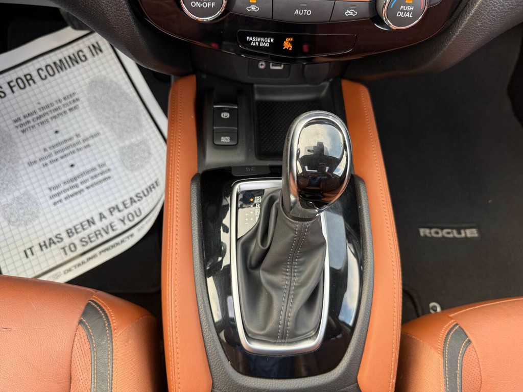 Nissan Rogue Vehicle Full-screen Gallery Image 29