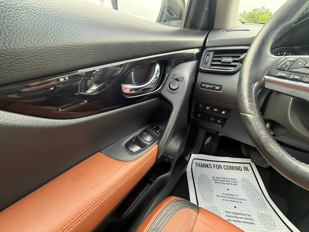 Nissan Rogue Vehicle Full-screen Gallery Image 30