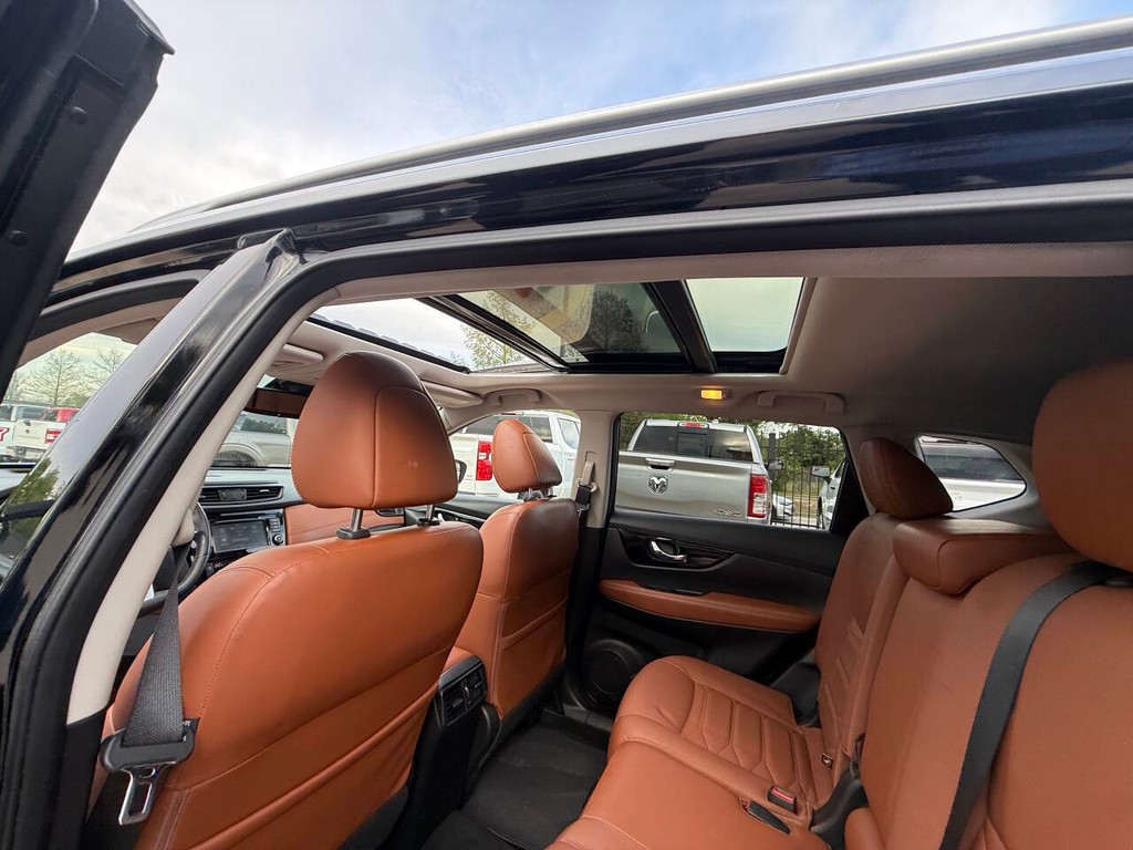 Nissan Rogue Vehicle Full-screen Gallery Image 31