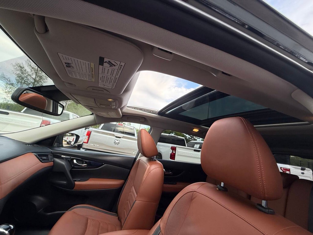 Nissan Rogue Vehicle Full-screen Gallery Image 32