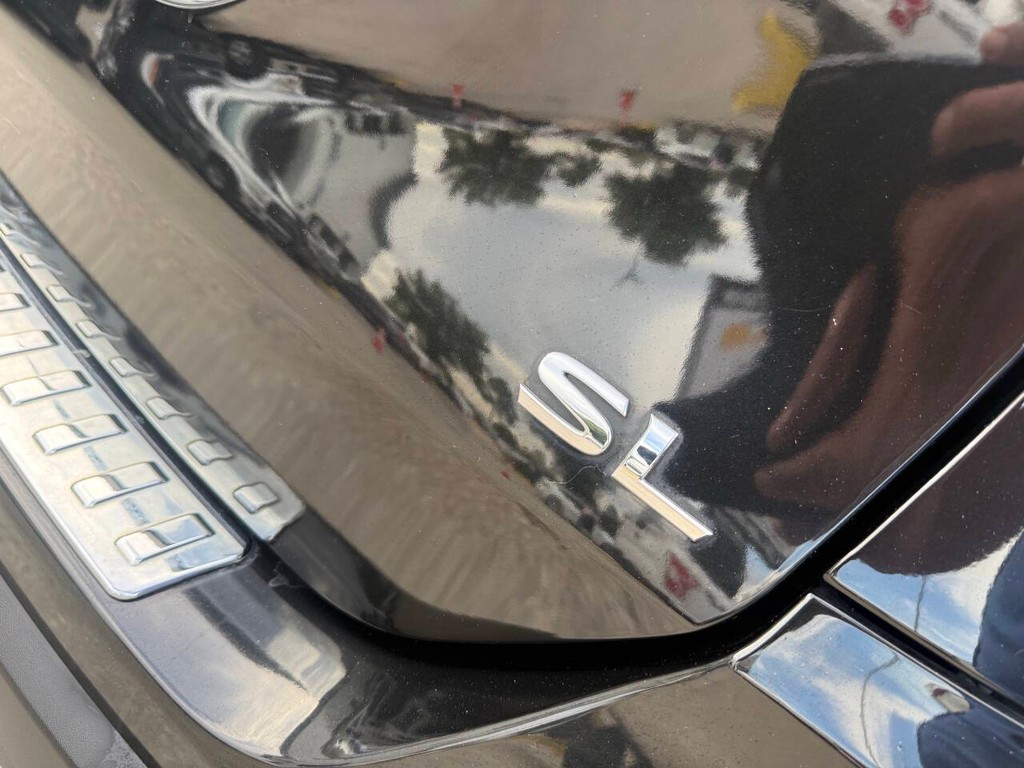 Nissan Rogue Vehicle Full-screen Gallery Image 38