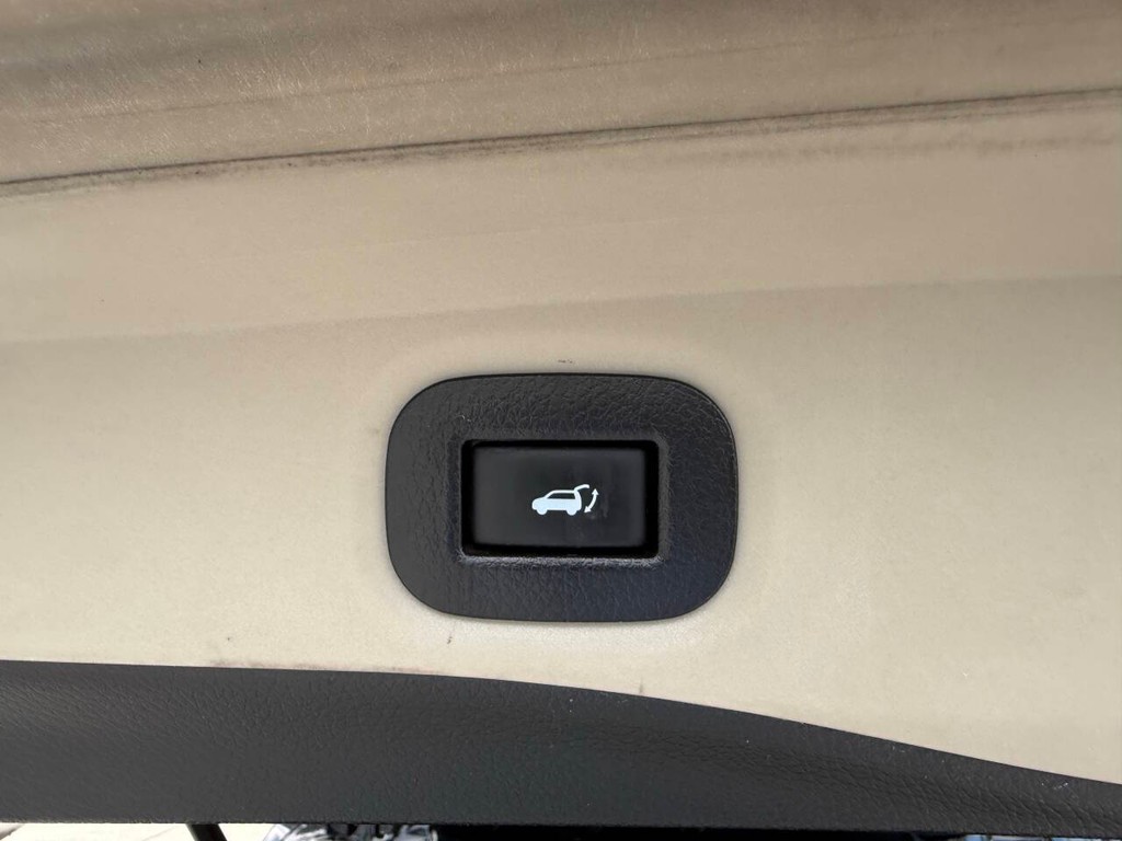 Nissan Rogue Vehicle Full-screen Gallery Image 40