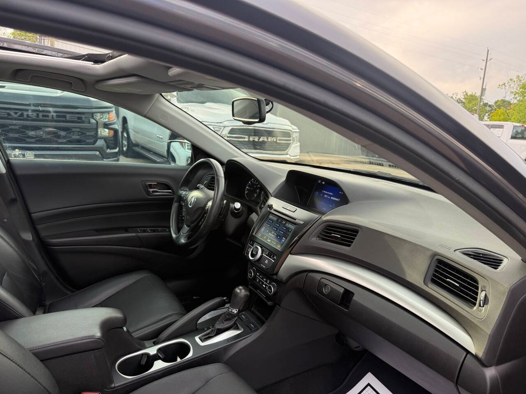 Acura ILX Vehicle Full-screen Gallery Image 09