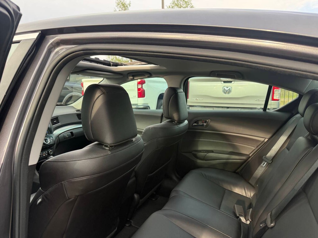 Acura ILX Vehicle Full-screen Gallery Image 12