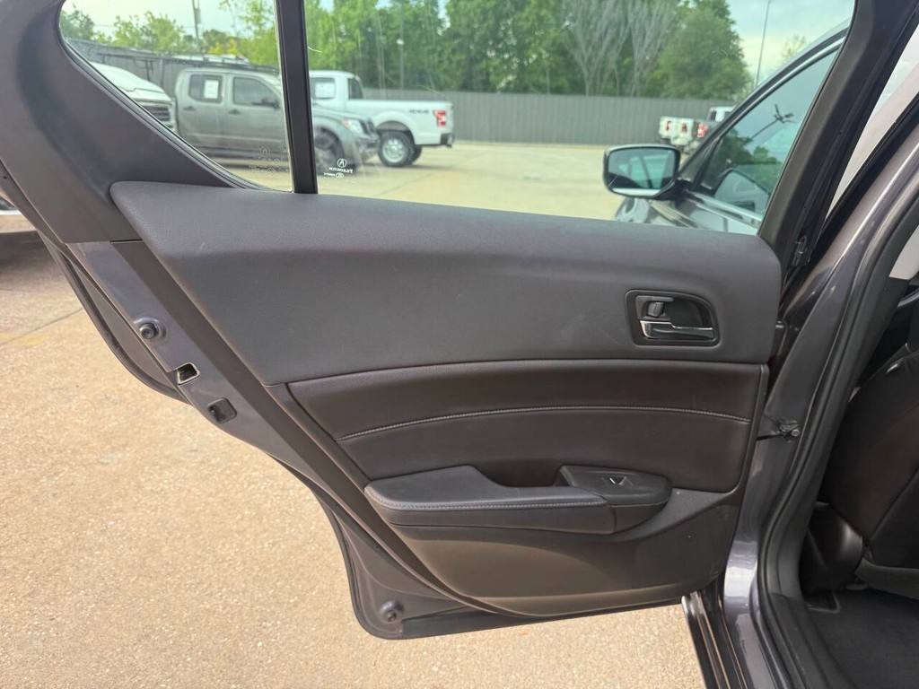 Acura ILX Vehicle Full-screen Gallery Image 14