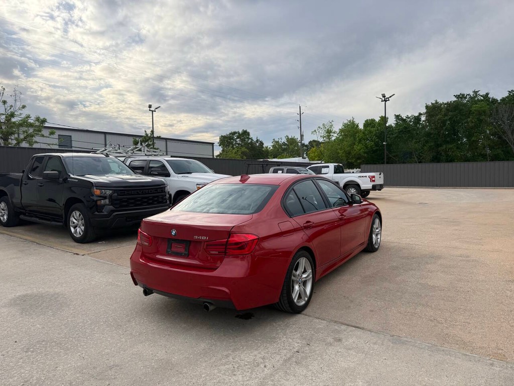 BMW 3 Series Vehicle Full-screen Gallery Image 05