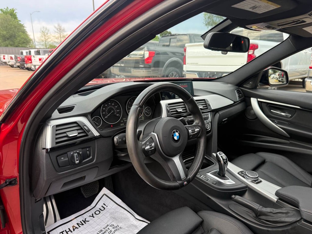 BMW 3 Series Vehicle Full-screen Gallery Image 06