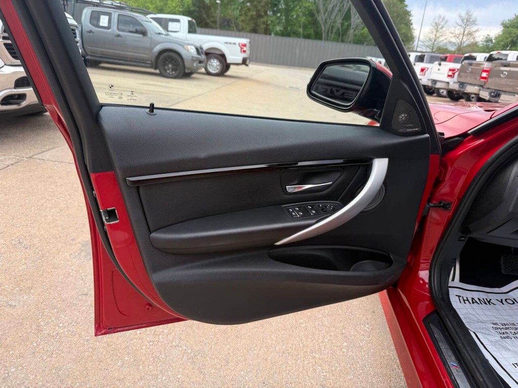 BMW 3 Series Vehicle Full-screen Gallery Image 08