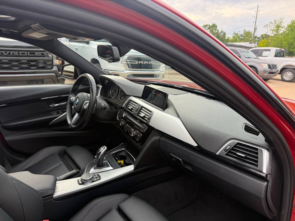 BMW 3 Series Vehicle Full-screen Gallery Image 09